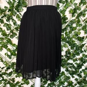 New time and true pleated black skirt